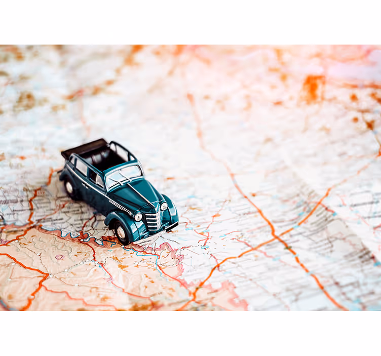 Rolgordijn wereldmap vintage auto op wereldkaart - TenStickers