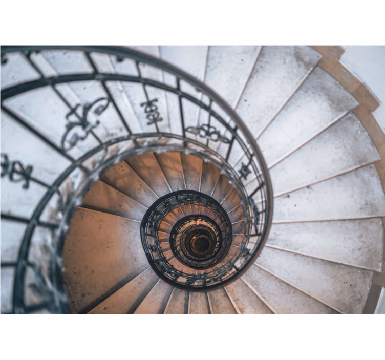 Fotobehang stad spiral trap design - TenStickers