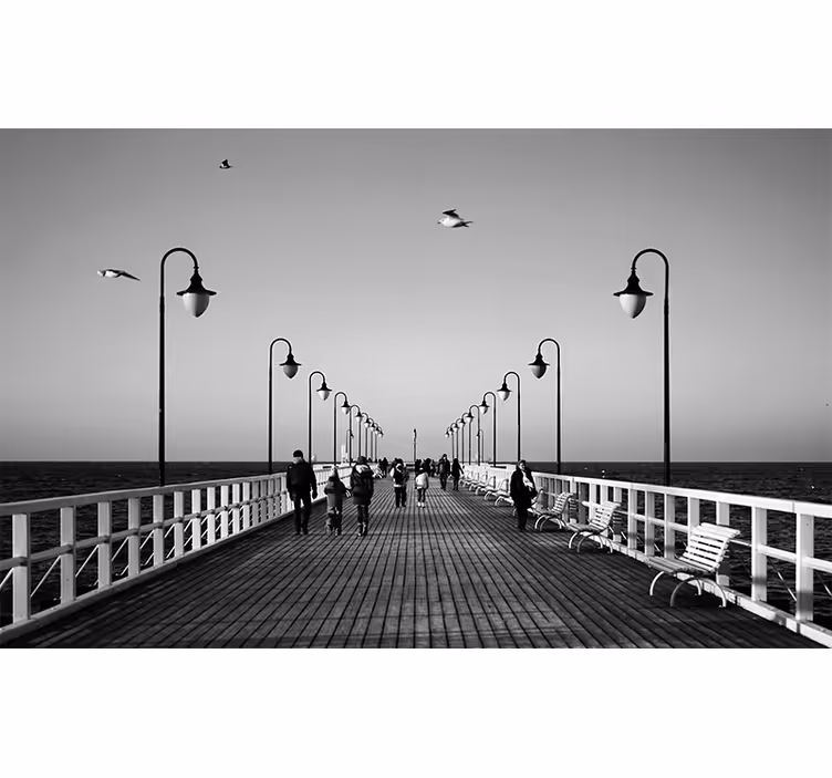 Wandeling langs de pier aan zee fotobehang stad - TenStickers