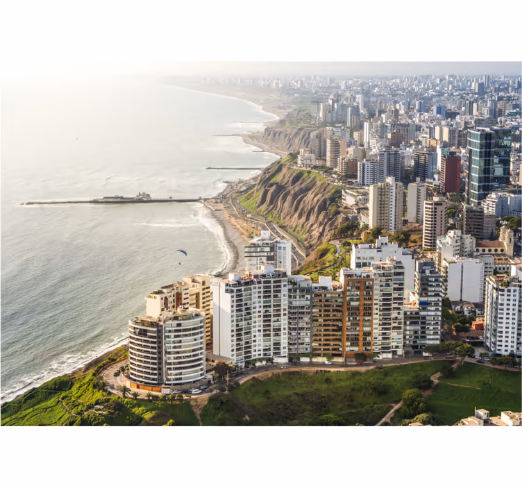 Skyline van de kuststad fotobehang stad - TenStickers