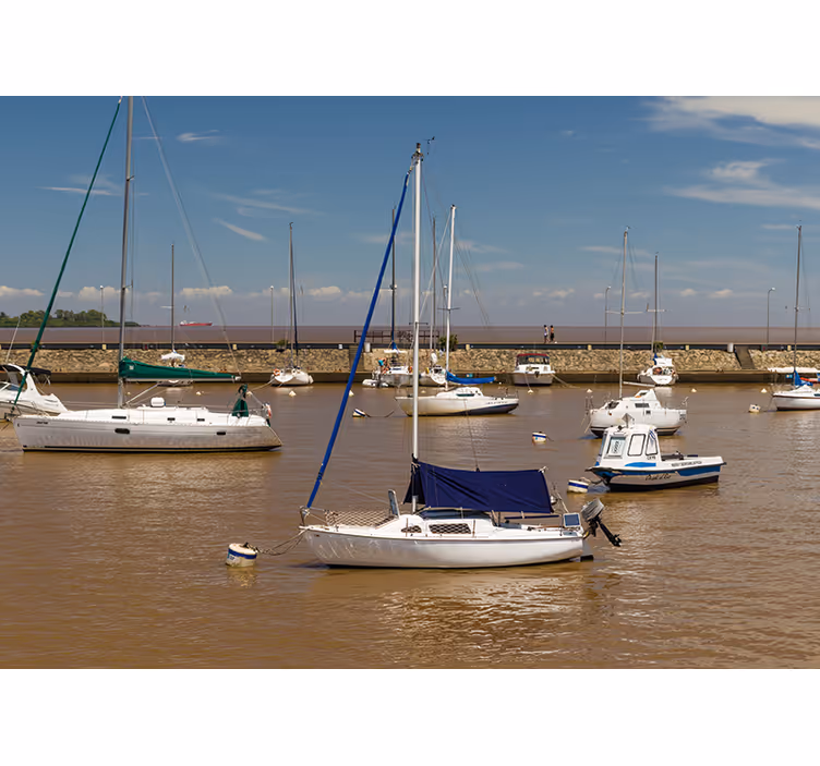 Zeilboten in de haven fotobehang zee - TenStickers