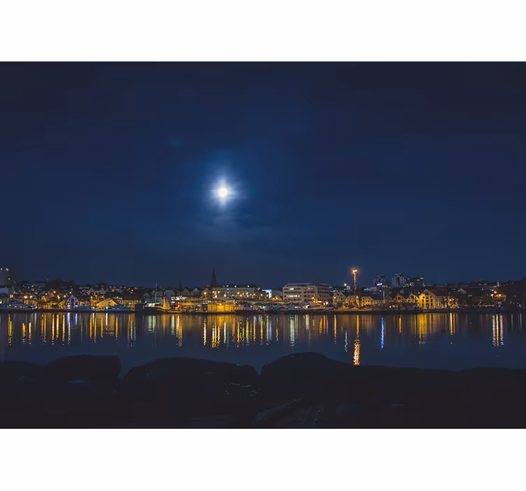 Maanverlichte stadsreflecties fotobehang stad - TenStickers