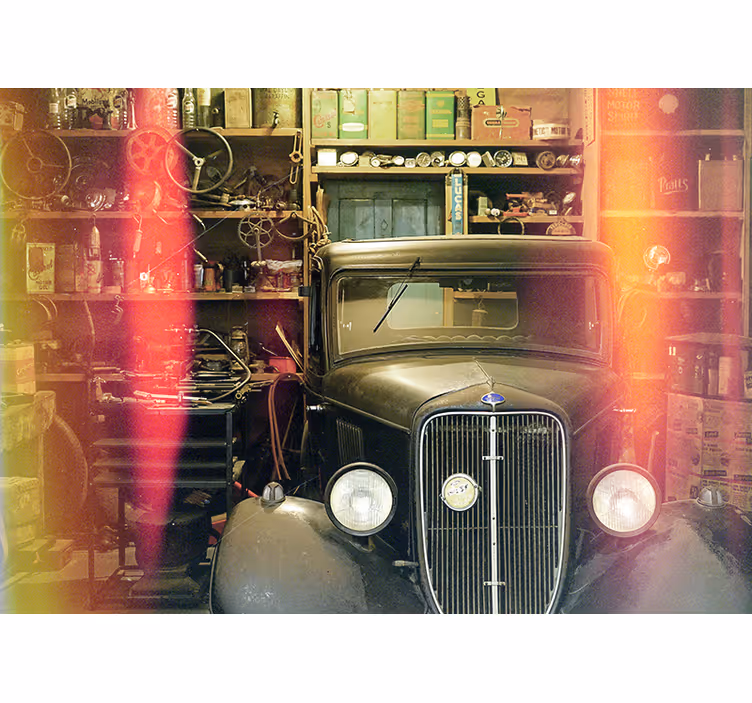 Fotobehang voertuigen vintage automobiel showcase - TenStickers