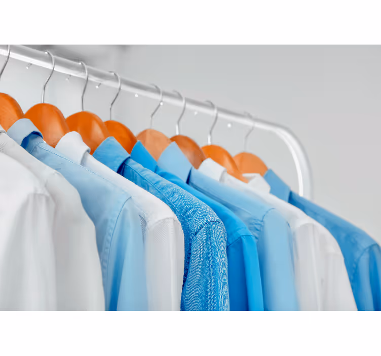 Hangende blauwe shirts fotobehang print - TenStickers