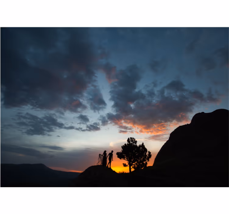 Fototapet landschap silhouet bij zonsondergang - TenStickers