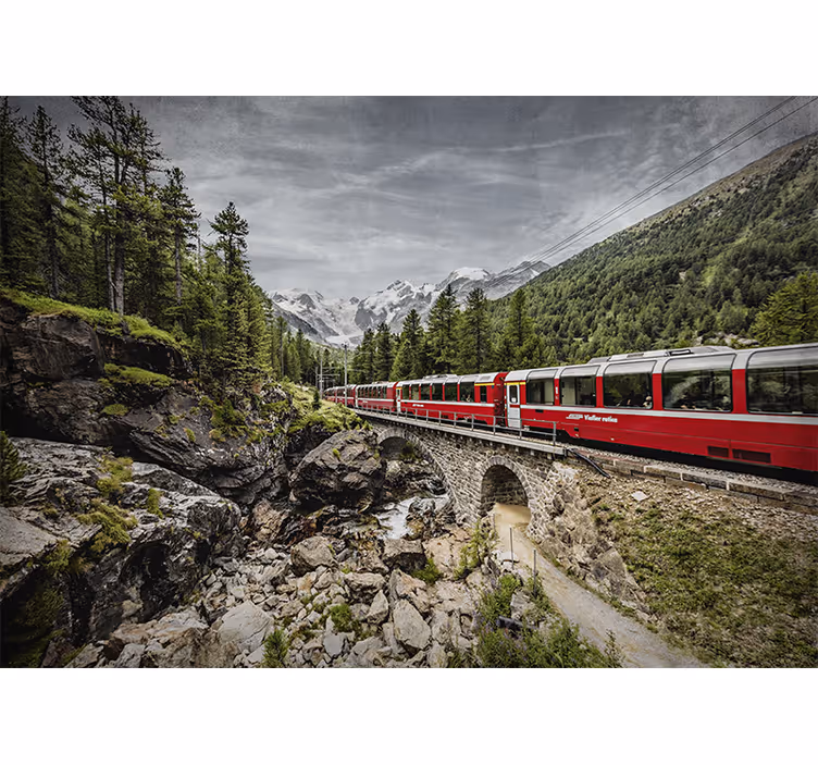 Fotobehang stad bergachtige treinreis - TenStickers
