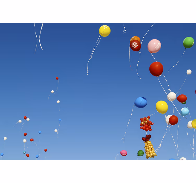 Foto behang liefde kleurrijke zwevende ballonnen - TenStickers