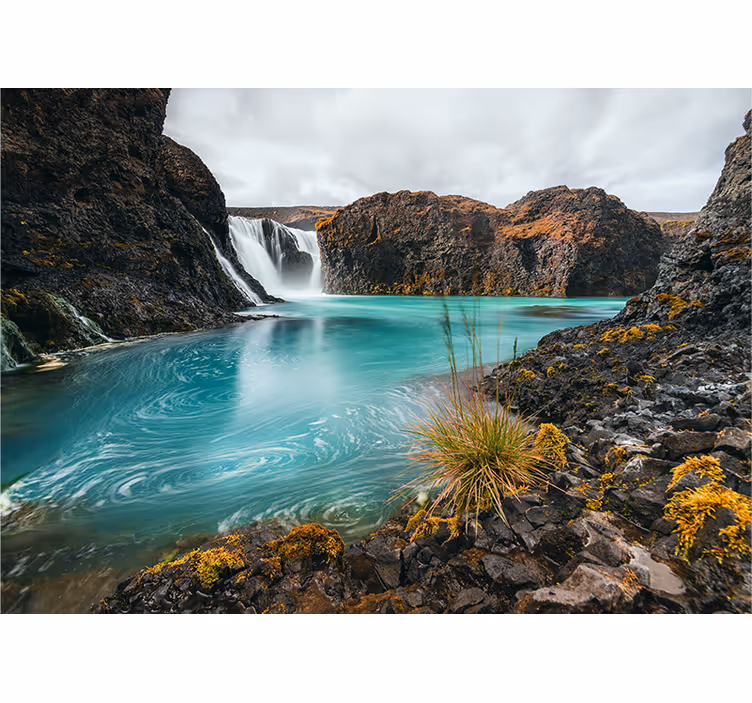 Fotobehang bergen serene waterval oase - TenStickers