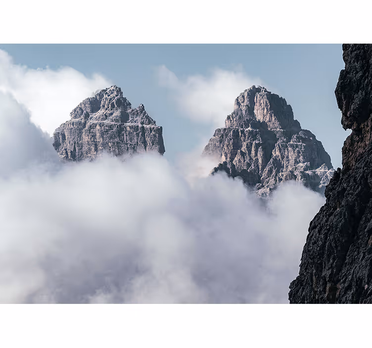 Fotobehang bergen majestueuze pieken boven wolken - TenStickers