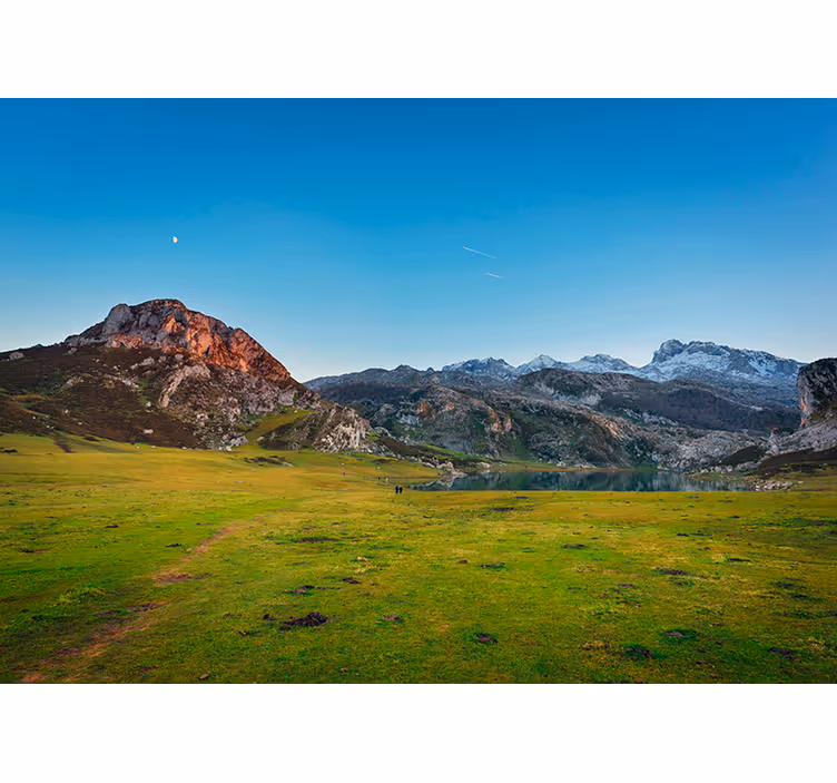 Uitzicht op bergachtige weide fototapet landschap - TenStickers