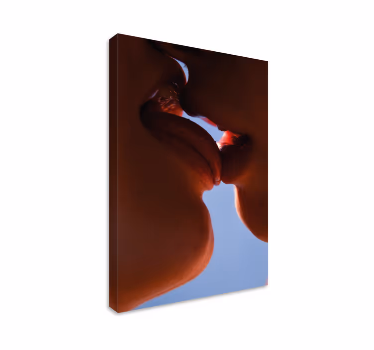 Canvas schilderij mensen en karakters intieme lipverbinding - TenStickers