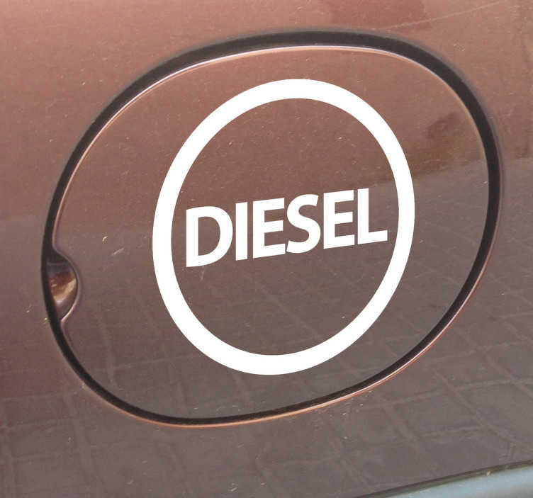 TenStickers. Tekst sticker Diesel. Auto sticker die aangeeft welke brandstof uw auto gebruikt! Ideaal als de auto wordt gebruik door meerdere bestuurders. 10% korting bij inschrijving.