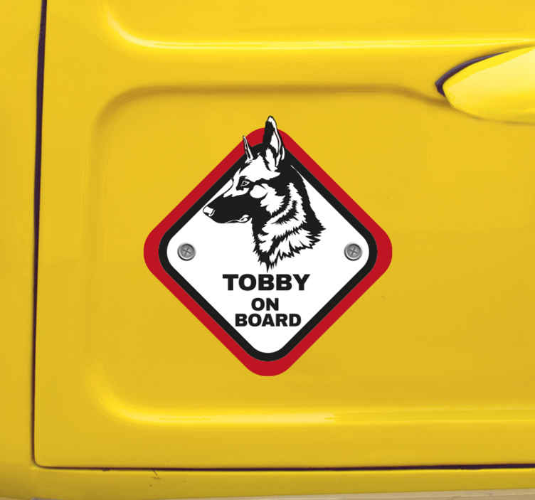 TenStickers. Autosticker herder on board personaliseerbaar. Plaatse deze personaliseerbare autosticker met herdershond op de auto De hond on board sticker is te personaliserenmet de naam van je hond.