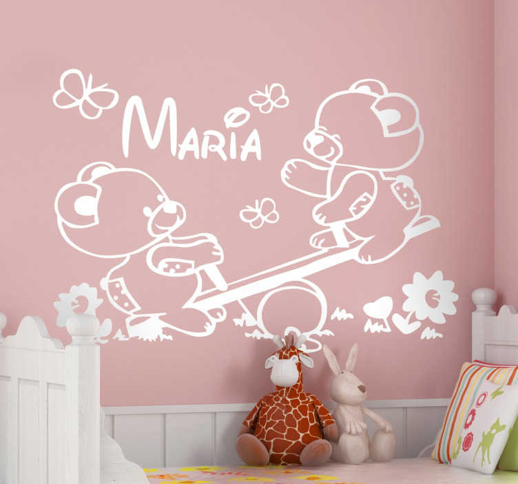 TenStickers. Beertjes op een wip met naam sticker. Op deze sticker zitten deze twee beertjes samen te spelen op een wip met verschillende vlinders en bloemen om hun heen.