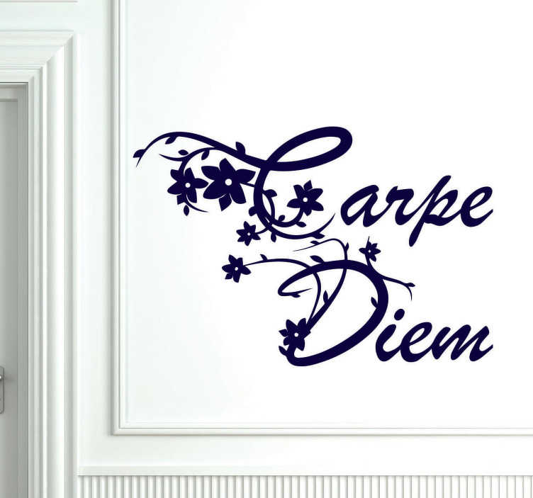 TenStickers. Carpe diem bloemen sticker. Decoratie sticker met de tekst "Carpe Diem" versierd met allemaal mooie en sierlijke bloemen! Kleur en formaat aanpasbaar. Dagelijkse kortingen.