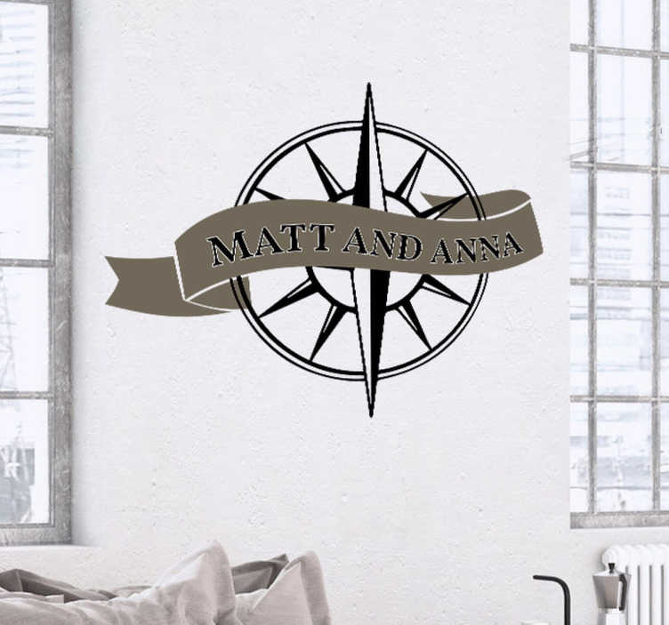 TenStickers. Decoratieve Bruiloft Kompas Muursticker. Decoratieve bruiloft Muursticker die u kunt personaliseren met de naam van u en uw partner. Afmetingen aanpasbaar. Ook voor ramen en auto's.