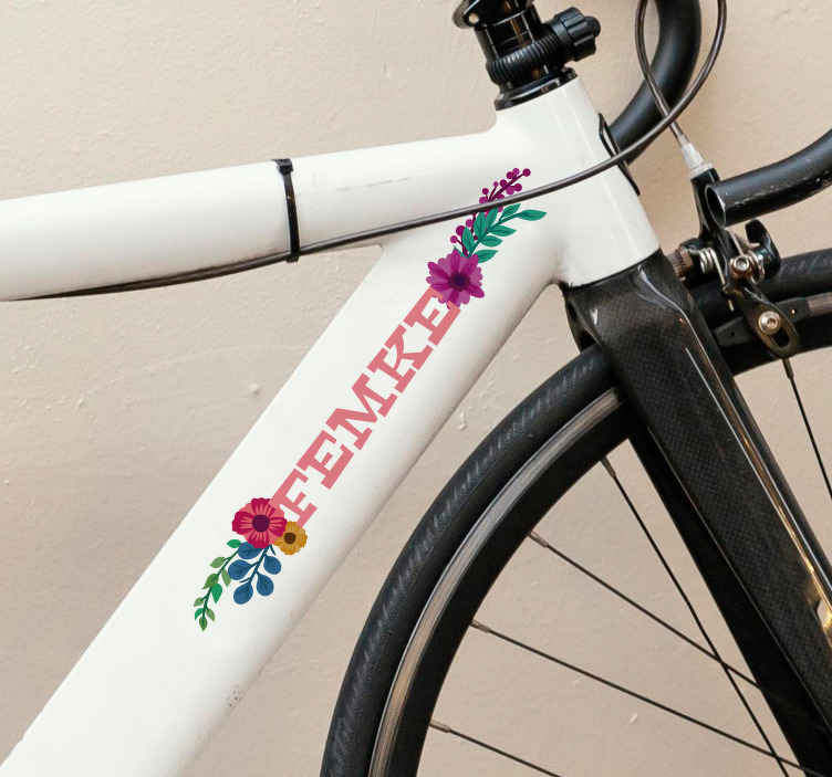 TenStickers. Fiets sticker naam bloemen. Maak de fiets echt persoonlijk met deze sticker. Dit design bestaat uit een naam die zelf te bepalen is met daarnaast verschilende bloemen.
