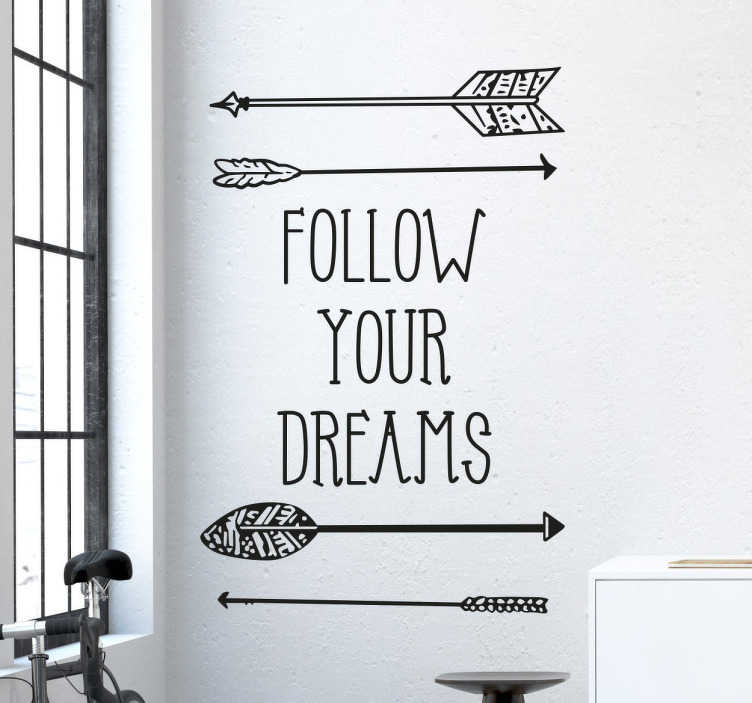 TenStickers. Follow Your Dreams Muursticker. Een prachtige muursticker met de inspirerende en motiverende tekst "Follow Your Dreams". Kleur en formaat aanpasbaar. Eenvoudig aan te brengen.