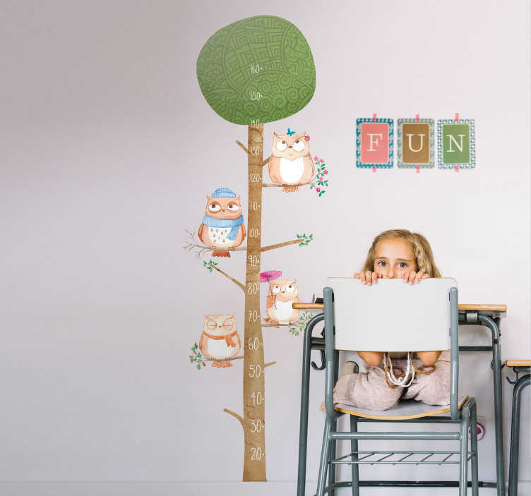 TenStickers. Groeimeter uilen boom. Met deze boom groeimeter met uilen muursticker heeft u decoratie en een handige oplossing om te kijken hoe lang de kinderen zijn.