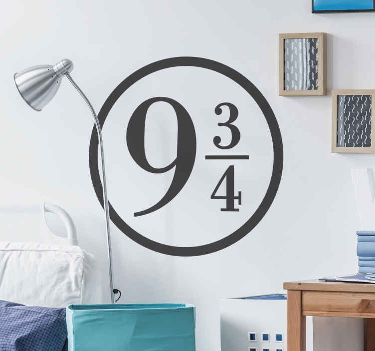 TenStickers. Harry potter station sticker. Ben jij ook klaar om op weg te gaan naar Zweinstein? Breng de wereld van harry potter in je kamer met deze muursticker van perron 9 3/4.