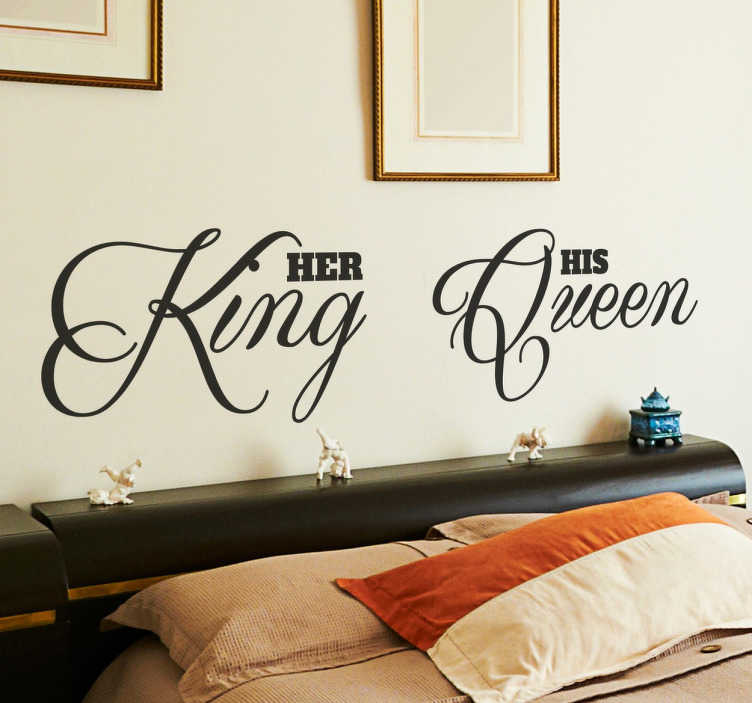 TenStickers. Hoofdeinde sticker king en queen. Bed hoofdeinde sticker met de tekst Her King His Queen. Verkrijgbaar in verschillende afmetingen en kleuren. +10.000 tevreden klanten.