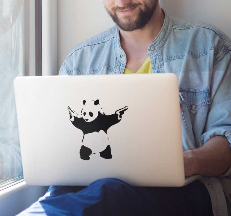 TenStickers. Laptop sticker Banksy. Een laptop sticker met Banksy's ontwerp van een panda met geweren, ideaal voor de Macbook. Verschillende maten verkrijgbaar. Express verzending 24/48u.
