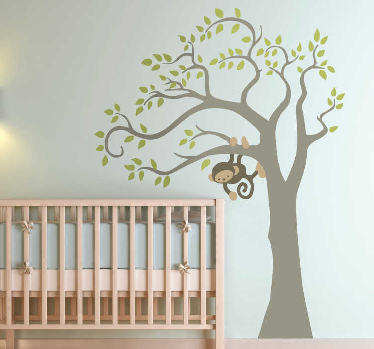 TenStickers. Muursticker Aap in Boom. Een schattige muursticker die een aap in een boom illustreert, ideaal voor het decoreren van de kinderkamer. Ook voor ramen en auto's.