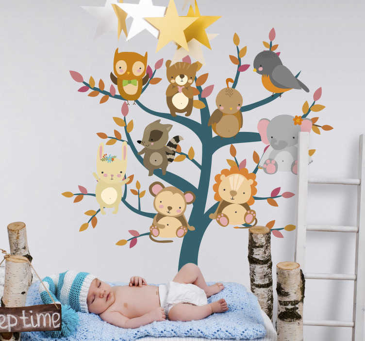 TenStickers. Boom muursticker met dieren. Breng de babykamer of kinderkamer tot leven met deze muursticker waar een boom en verschillende dieren op zijn afgebeeld. 10% korting bij inschrijving.