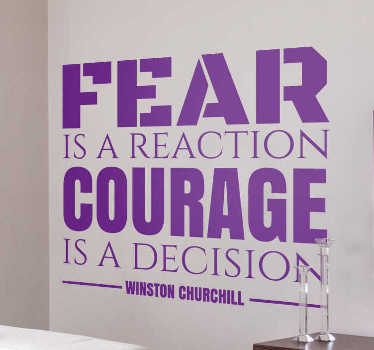 TenStickers. Muursticker citaat Churchill. Muursticker met het citaat van de bekende Britse politici Churchill "Fear is a reaction courage is a decision". Eenvoudig aan te brengen.