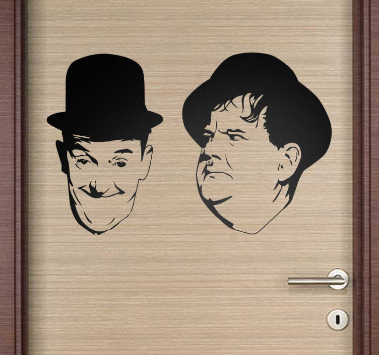 TenStickers. Muursticker de Dikke en de Dunne. Muursticker komedie duo de dikke en de dunne. Voorlopers op het gebied van Slapstick humor en groten namen in het tijdperk van de stille film.