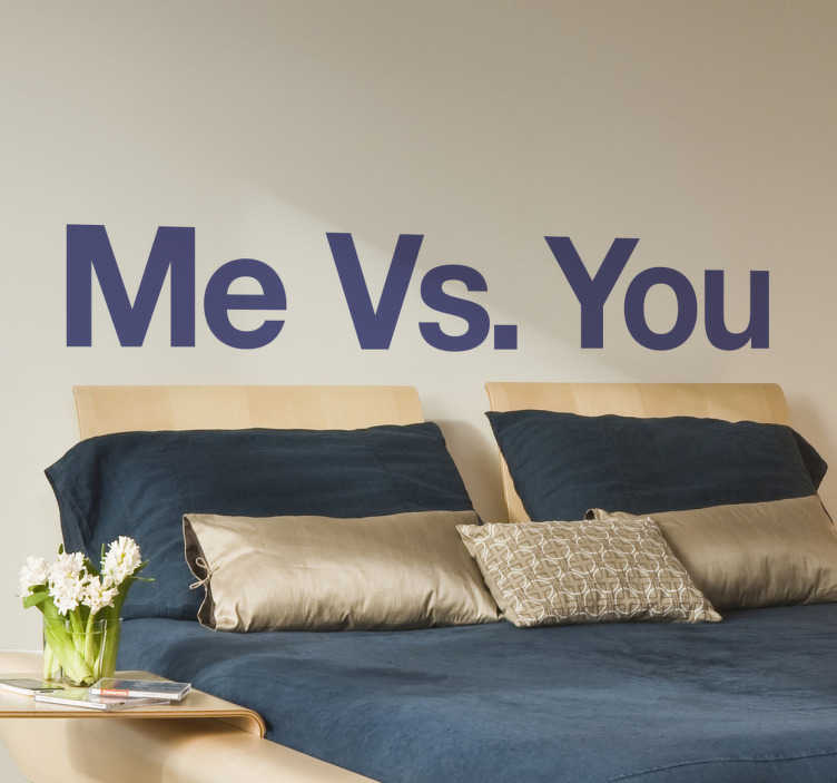TenStickers. Muursticker Me Vs. You. Muursticker Me Vs. You, een leuke wanddecoratie voor in de slaapkamer boven een bed of boven een gemeenschappelijke kledingkast.