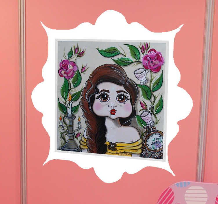 TenStickers. Muursticker sprookje Belle. Muursticker sprookje Belle, op deze prachtige wanddecoratie is Belle van Belle en het beest te zien met om haar heen bloemen en servies.