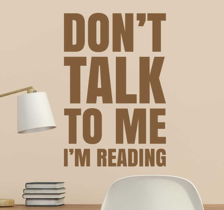 TenStickers. Muursticker tekst I´m reading. Muursticker tekst Dont Talk To Me I´m reading, Een leuke wanddecoratie voor de boekenwurmen die niet gestoord willen worden tijdens het lezen.