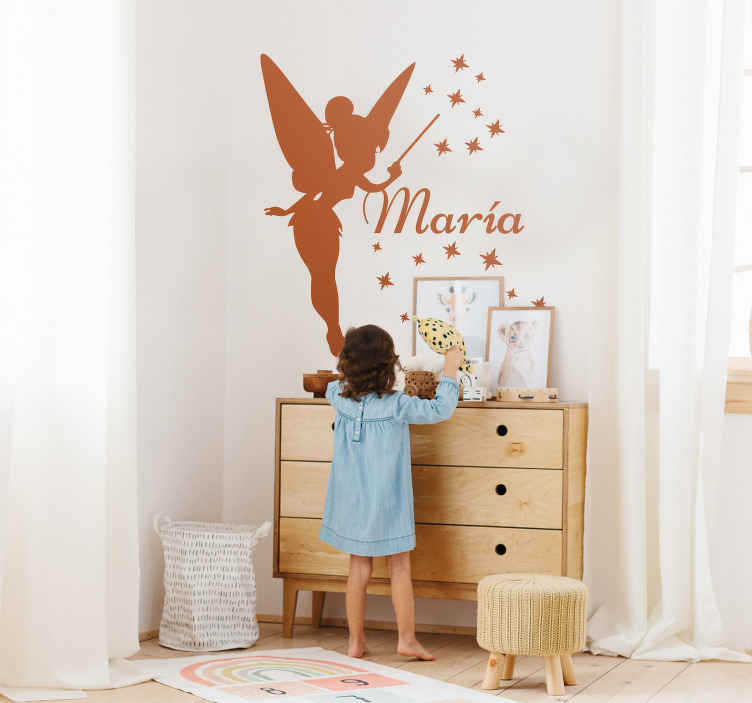 TenStickers. Muursticker Tinkerbell gepersonaliseerd. Personaliseer en decoreer de kinderkamer met deze schattige muursticker van Tinkerbell. Te personaliseren met een naam naar keuze. Snelle klantenservice.