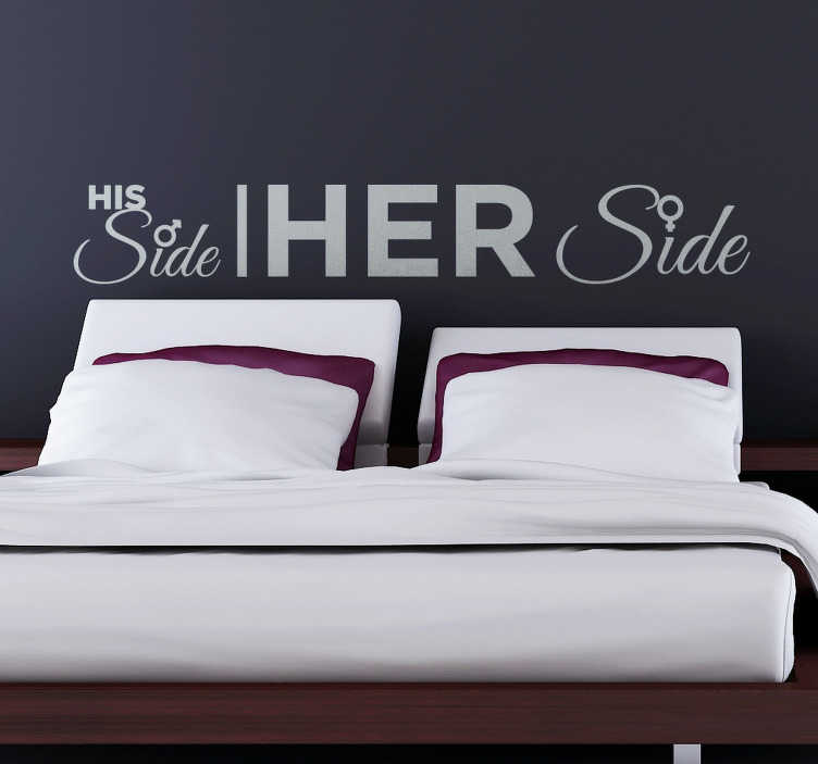 TenStickers. Slaapkamer muursticker His & her side. Een oneerlijke verdeling van het bed van een koppel is op deze muursticker afgebeeld met de tekst His side & Her side. Kleur en afmetingen aanpasbaar.