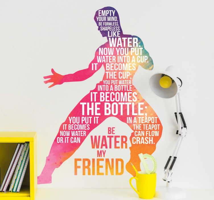 TenStickers. Muurtekst silhouet Bruce Lee. Muursticker met een bekende tekst van martial arts meester Bruce Lee "Wees water mijn vriend". Filosofisch muurtekst met een origineel ontwerp.