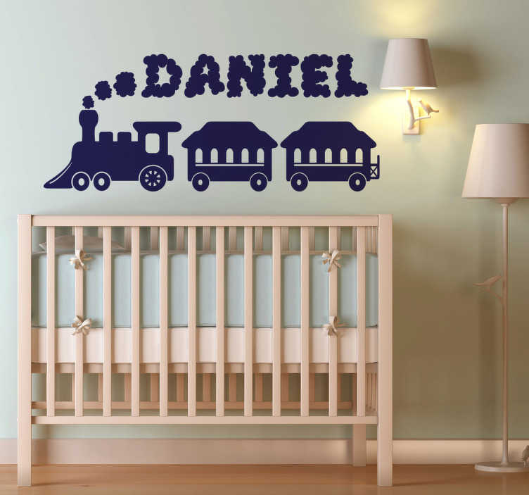 TenStickers. Naamsticker kinderkamer trein. Sticker voor de babykamer. Het ontwerp omvat een trein en kunt u personaliseren met een naam naar keuze. Afmetingen aanpasbaar en keuze uit 50+ kleuren.