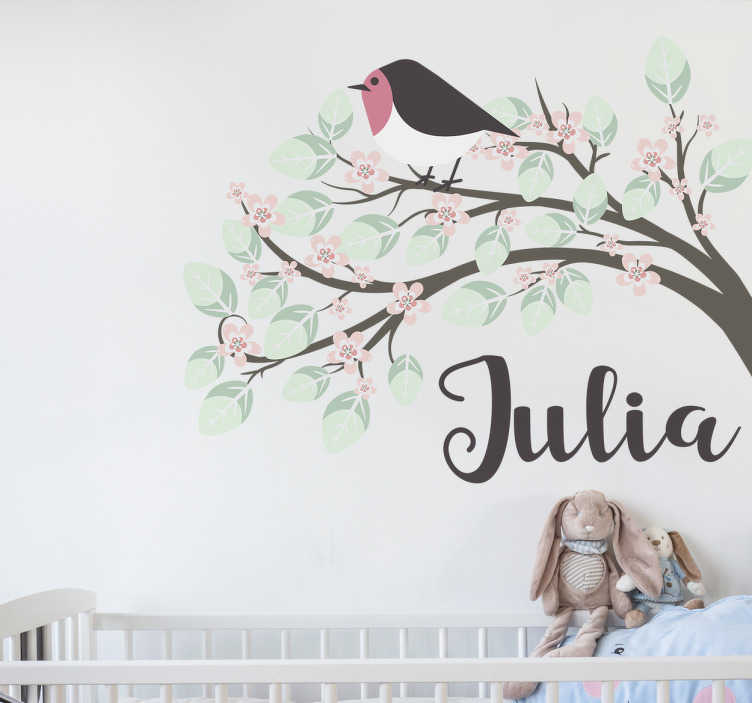TenStickers. Naamsticker met boom en vogel. Deze muursticker omvat een kleurrijke boom met een vogeltje die u kunt personaliseren met een naam naar keus. +10.000 tevreden klanten.