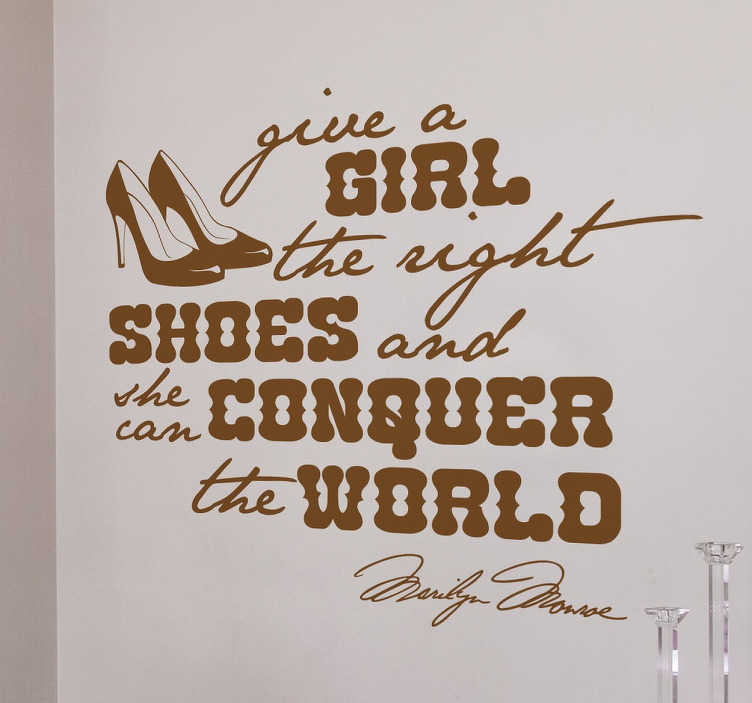 TenStickers. Quote Marilyn Monroe Muursticker. Decoratieve muursticker met de bekende tekst van Marilyn Monroe "Give a girl the right shoes and she can conquer the world". Keuze uit 50+ kleuren.