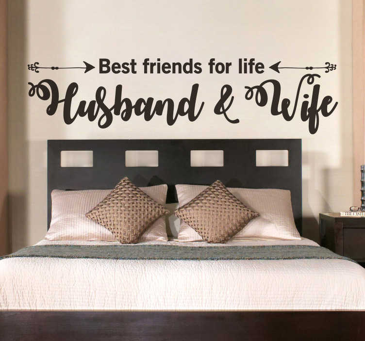 TenStickers. Slaapkamer muursticker best friends for life. Creëer een romantisch sfeer in de slaapkamer met deze tekst sticker. Het ontwerp omvat de tekst Best friends for life husband & wife met twee pijlen.