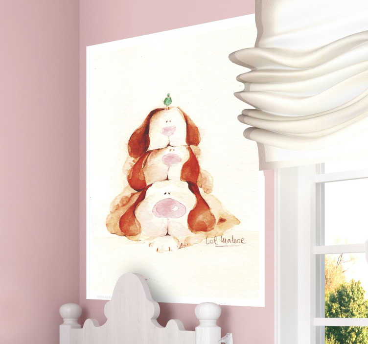 TenStickers. Sticker drie honden met vogel. Sticker met een muurschildering van drie lieve honden met flaporen op elkaar gestapeld met een klein groen vogeltje bovenop.