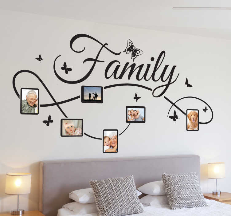 TenStickers. Sticker family familie tekst foto´s. Deze sticker omtrent een elegant ontwerp om foto´s van iedereen uit het gezin op een muur te plakken met erbovenop in tekst ´Family´.