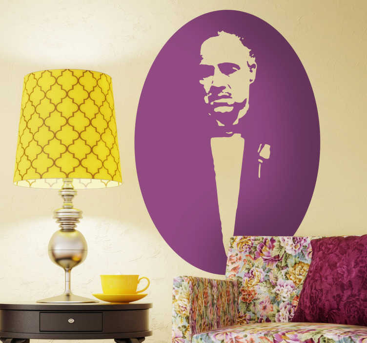 TenStickers. Sticker film Vito Corleone. Een leuke muursticker gebaseerd op het hoofdpersonage uit de bekende maffiosi film The Godfather gespeeld door Marlon Brando.
