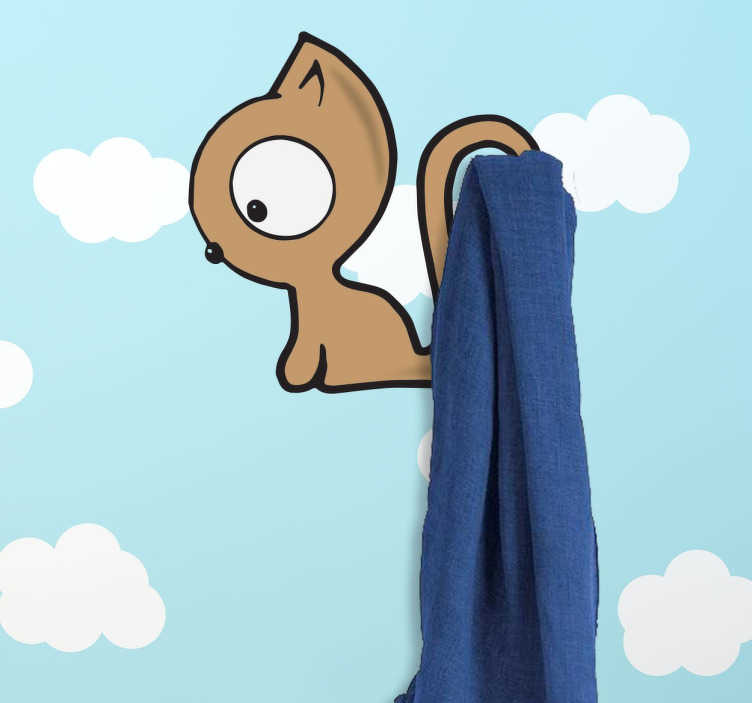 TenStickers. Sticker kinderen kat hanger. Deze sticker van een kat met een hanger zal de kinderkamer helemaal personaliseren! Deze lieve kat heeft grote ogen en zijn staart staat gekruld.