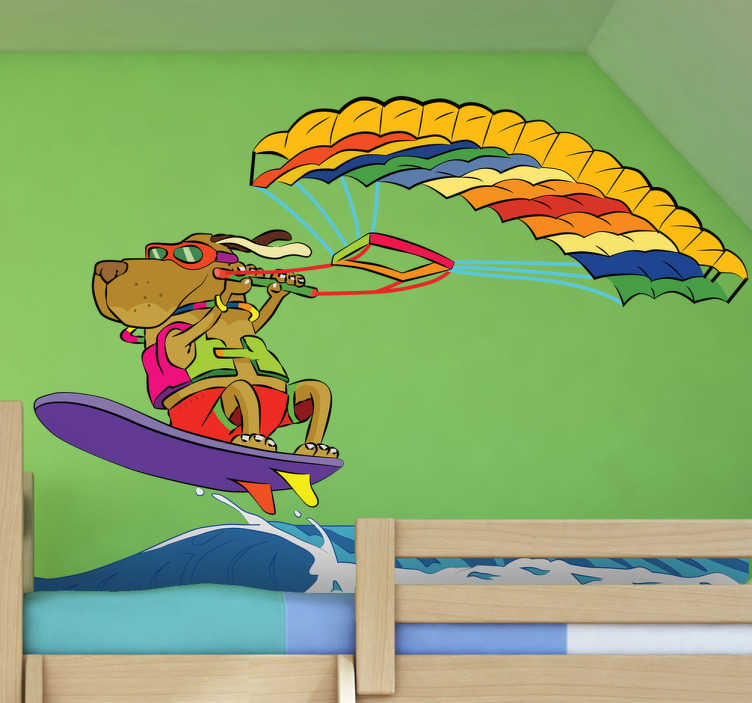 TenStickers. Sticker kinderen surfende hond. Een leuke muursticker van een coole surfende hond. Deze wandsticker is een leuk idee voor de decoratie van de speelhoek of slaapkamer van uw kinderen.