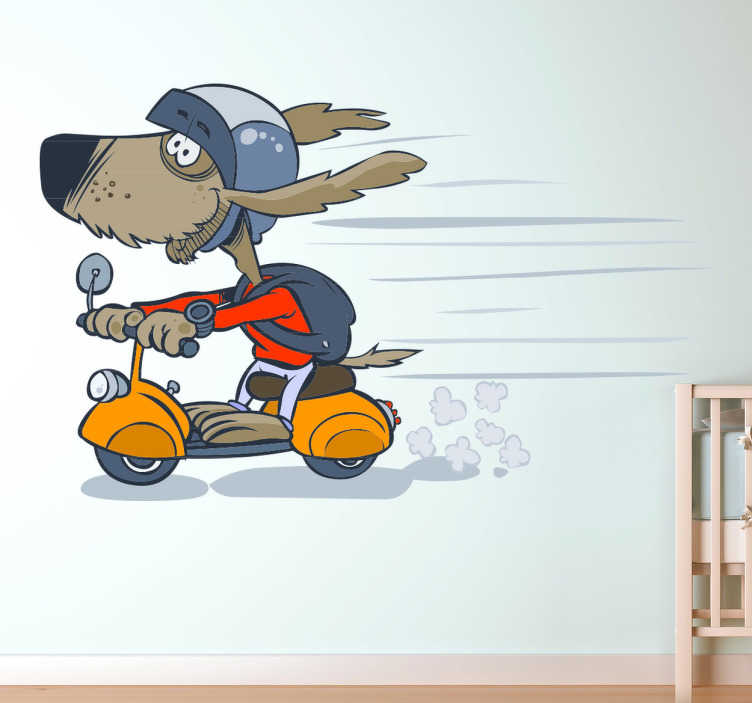 TenStickers. Sticker kinderkamer hond op scooter. Muursticker van een hond met een rugzak en een helm op zijn gele Vespa! Een grappige en coole wandsticker voor de decoratie van de kinderkamer.