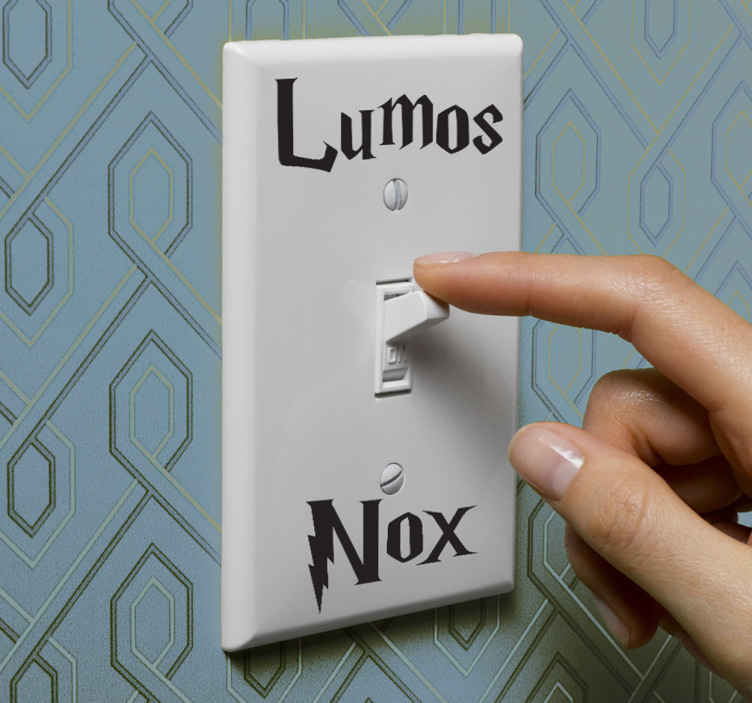 TenStickers. Sticker Lichtschakelaar Harry Potter. Een originele decoratie sticker om de lichtschakelaars van je woning te decoreren met de woorden Lumos en Nox.