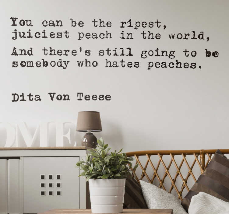 TenStickers. Sticker pinup tekst Dita Von Teese. Tekst Sticker pinup met een bekende quote van Dita Von Teese, bekend van onder andere foto´s in de Playboy en haar relatie met Marilyn Manson.