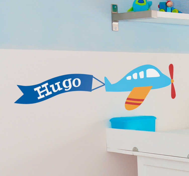 TenStickers. Sticker vliegtuig met naam. Decoreer de kinderkamer met deze muursticker waar een vliegtuig op is afgebeeld. Personaliseerbaar met de naam van uw kind. Ervaren ontwerpteam.