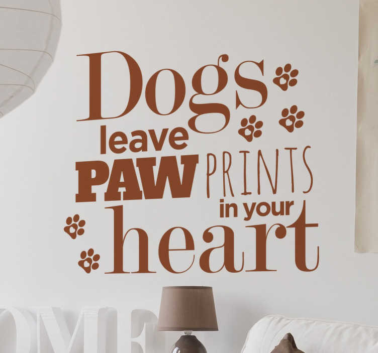TenStickers. Tekst sticker Liefde Tussen Hond En Mens. Muursticker met de hartverwarmende tekst "Dogs leave paw prints in your heart". Verkrijgbaar in verschillende kleuren en maten. Eenvoudig aan te brengen.